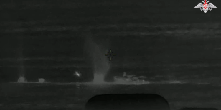 Ruski ratni brodovi digli u zrak ukrajinski pomorski dron (VIDEO) — RT Rusija i bivši Sovjetski Savez