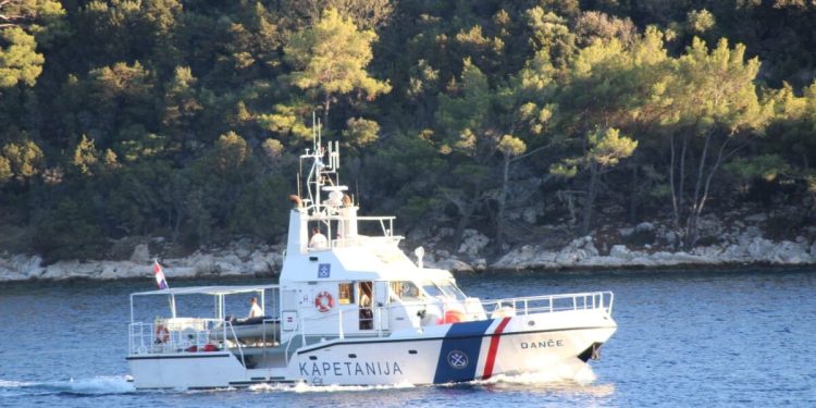 SEZONA SE ZAHUKTAVA, BRODOVI GORE Zapalio se novi brod Lučke kapetanije, dio ih je u kvaru ili na remontu