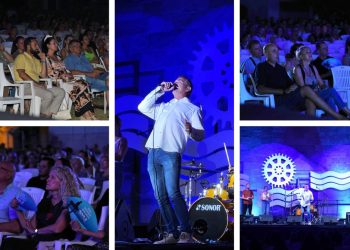 SHOW U KAŠTELIMA Ivica Sikirić Ićo poznatim hitovima razgalio srca publike koja je s njim pjevala u glas