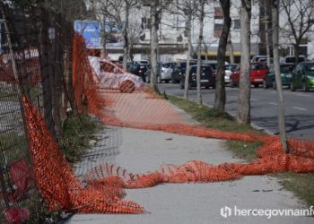 SNAŽNA BURA PRAVILA PROBLEME Oborila dva stabla na području Mostara, slabljenje se očekuje u noćnim satima