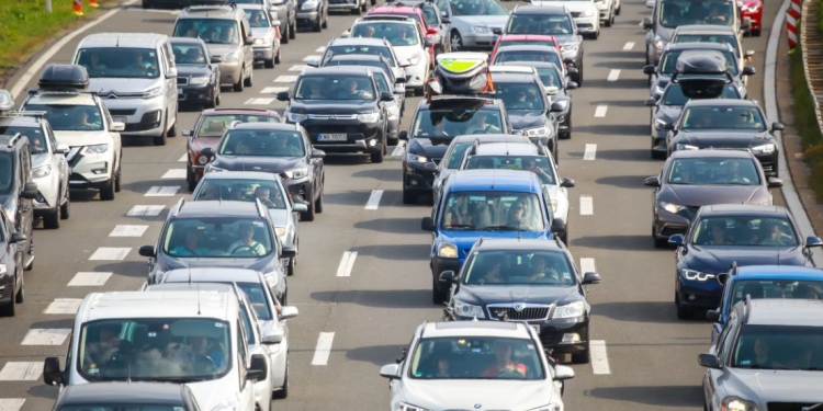 SUBOTNJA “ŠPICA” Velike gužve na cestama prema moru i u trajektnim lukama