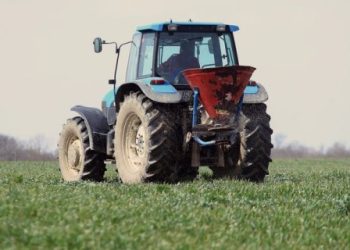 SUSJED GA PREGAZIO TRAKTOROM Zbog težine ozljeda odmah prevezen u UKC Tuzla