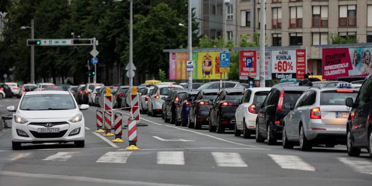 SVE DO JESENI Ozaljska ulica zatvorena za promet zbog radova na cjevovodu. Građani očekuju krkljanac i kaos | NACIONAL.HR
