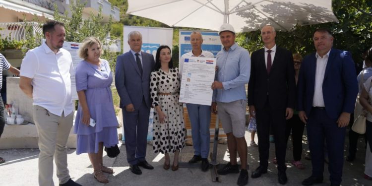 SVEČANO OTVORENI RADOVI U ŽRNOVNICI I KOREŠNICI Stanovnici će napokon imati pouzdanu opskrbu pitkom vodom: “Cilj je da voda i odvodnja dođu u svaku kuću”