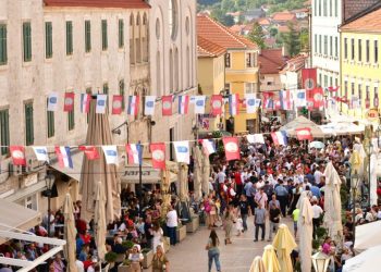 SVI PUTEVI VODE U SINJ Evo kako će raditi kafići i restorani u danima Alke i Velike Gospe