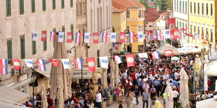 SVI PUTEVI VODE U SINJ Evo kako će raditi kafići i restorani u danima Alke i Velike Gospe