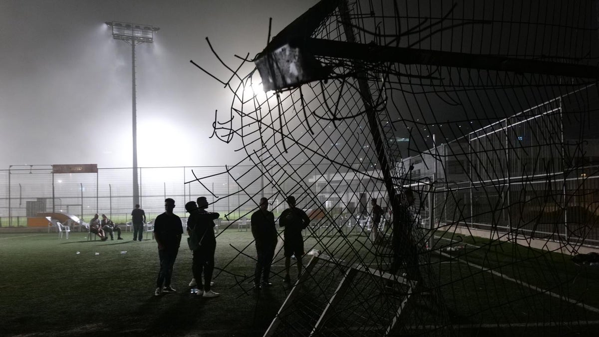 Prizor smrtonosnog raketnog udara Hezbollaha na nogometno igralište u izraelskom selu Majdal Shams u Druzima 28. srpnja 2024. U udaru je ubijeno 12 i ozlijeđeno više od 30, a većina žrtava bila je u dobi između 10 i 20 godina.