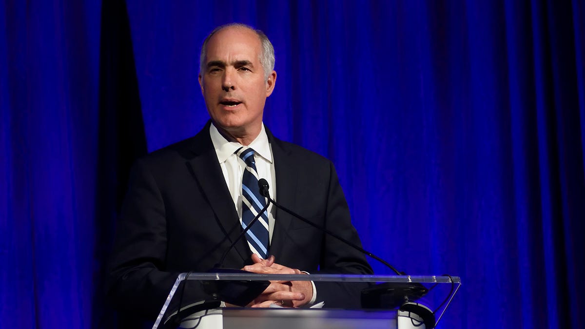 Senator Bob Casey govori tijekom događaja