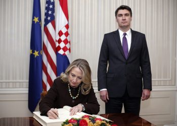 Slavni muž ju je ponizio ljubavnicom, a kad je trebala na tron, doživjela je šok od ‘primitivca’