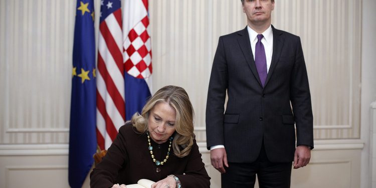 Slavni muž ju je ponizio ljubavnicom, a kad je trebala na tron, doživjela je šok od ‘primitivca’