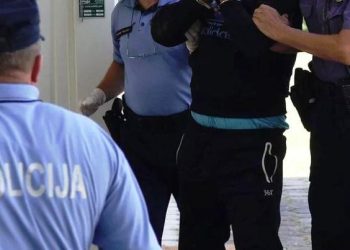 Slobodna Dalmacija – Drama u Kaštelima: Policajac usred dana u muškarca uperio pištolj! Čini se da je imao dobar razlog: prijetio je smrću…