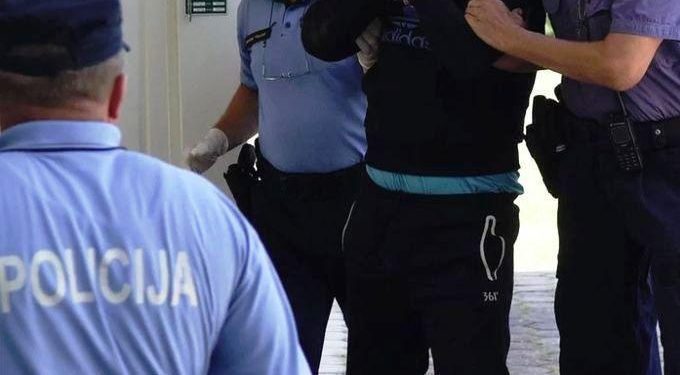 Slobodna Dalmacija – Drama u Kaštelima: Policajac usred dana u muškarca uperio pištolj! Čini se da je imao dobar razlog: prijetio je smrću…