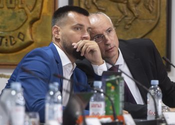 Slobodna Dalmacija – Na Gradskom vijeću padale teške riječi zbog pozajmice za radove na Žnjanu: ‘Vi ste lažov i muljator, Čarobnjak iz Oza!’