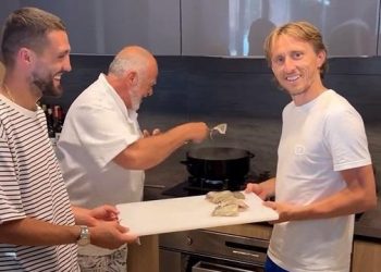 Slobodna Dalmacija – S travnjaka u kuhinju: Luka Modrić i Mateo Kovačić na Pelješcu pomagali chefu Bjelku u pripremi riblje juhe