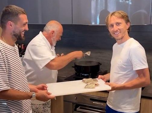 Slobodna Dalmacija – S travnjaka u kuhinju: Luka Modrić i Mateo Kovačić na Pelješcu pomagali chefu Bjelku u pripremi riblje juhe