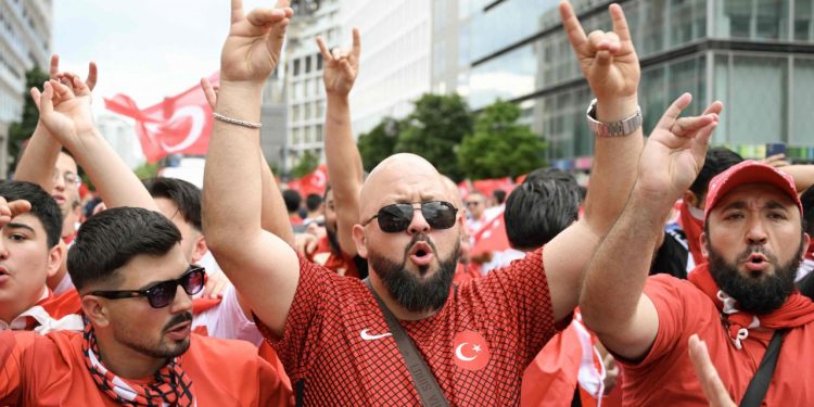 Sportske novosti – Četvrtfinalist Eura bijesan zbog ‘licemjerja’ UEFA-e, žele kazne Srbiji i drugim zemljama