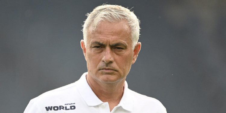 Sportske novosti – Hajdukov spektakl protiv Mourinha mogao je imati i Dinamo. Umiješala se policija, evo što se dogodilo