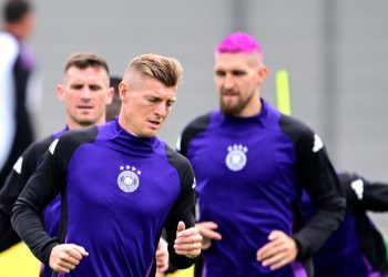 Sportske novosti – Nijemac obojio kosu u ružičasto i priznao da obožava jesti crve, legenda ga oprala: ‘Možda se osjeća kao žena’