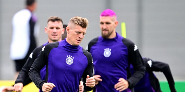 Sportske novosti – Nijemac obojio kosu u ružičasto i priznao da obožava jesti crve, legenda ga oprala: ‘Možda se osjeća kao žena’