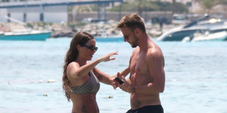 Sportske novosti – Rakitićeva Raquel pokazala kako se slavi dolazak na Poljud: Noćni klub na nogama, a u pozadini