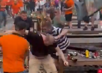Sportske novosti – VIDEO: Divljački neredi uoči polufinala Eura. Nizozemci žestoko mlatili, Englezi pobjegli u barove