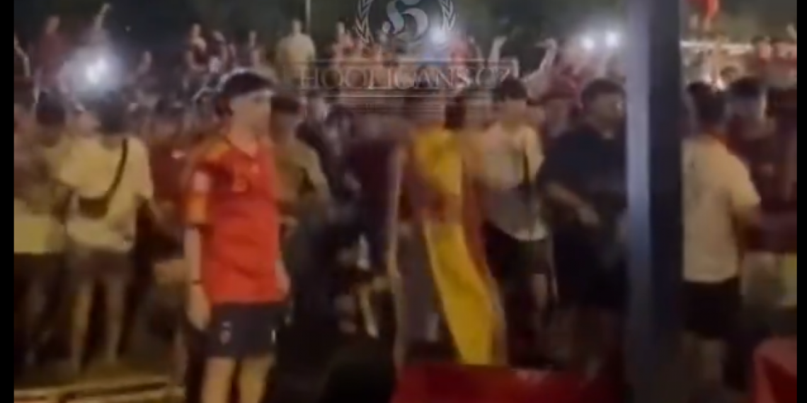 Sportske novosti – VIDEO: Engleski navijači nakon finala Eura okruženi usred Splita, letjele boce i stolice