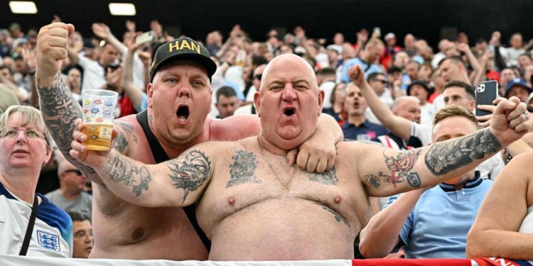 Sportske novosti – VIDEO Potez dva engleska navijača je hit na Otoku: Propustili ‘najljepši gol’, već su smijenili i izbornika…