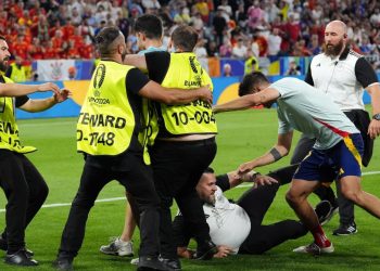 Sportske novosti – VIDEO: Totalni kaos nakon polufinala, fotograf uklizao Španjolcu i ozlijedio mu koljeno?!