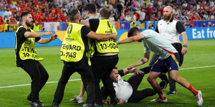 Sportske novosti – VIDEO: Totalni kaos nakon polufinala, fotograf uklizao Španjolcu i ozlijedio mu koljeno?!