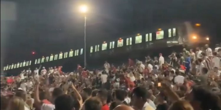 Sportske novosti – VIDEO: Vlak se zaustavio da bi putnici kroz prozor gledali kraj jedne od najluđih utakmica Eura!?