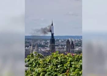 Srednjovjekovna katedrala u francuskom Rouenu se zapalila, ali vlasti je drže pod kontrolom