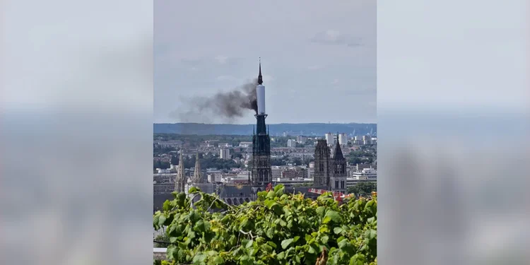 Srednjovjekovna katedrala u francuskom Rouenu se zapalila, ali vlasti je drže pod kontrolom