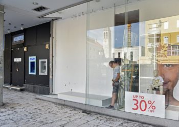 Staklo izrezalo mlade u Splitu: Dvoje zadržano u bolnici, imaju ubodne i rezne rane