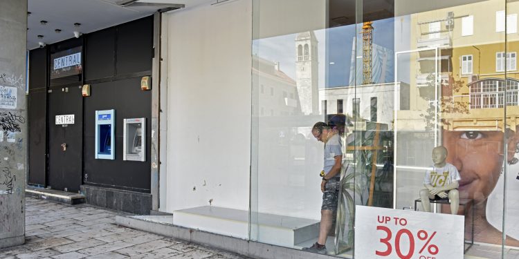 Staklo izrezalo mlade u Splitu: Dvoje zadržano u bolnici, imaju ubodne i rezne rane