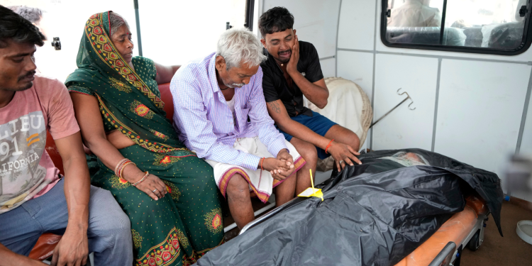 Stampedo u kojem je poginula 121 osoba u Indiji bio je uzrokovan ozbiljnom prenapučenošću i nedostatkom izlaza, kažu vlasti