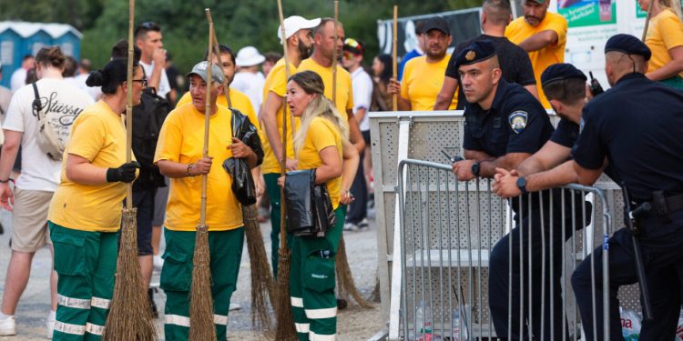 Stanari na obali zgroženi turistima: ‘Osjete nagon za guranje kontejnera, bacanje boca u zid’