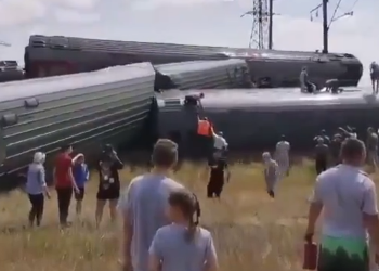 Stižu stravične snimke iz Rusije: Prevrnuo se ogroman vlak, preko stotinu ozlijeđenih
