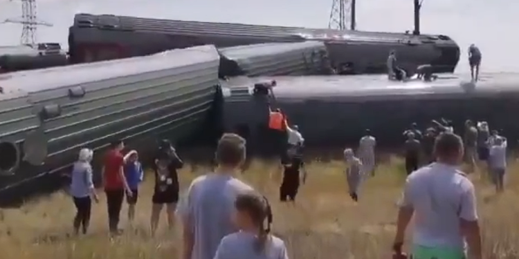 Stižu stravične snimke iz Rusije: Prevrnuo se ogroman vlak, preko stotinu ozlijeđenih
