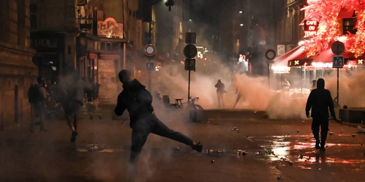 Što se zapravo događa u Francuskoj? Nije problem u desnici i ljevici, nego u jednoj osobi