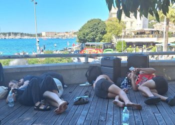 Što vam njihovi tabani govore? Još jedna burna noć je za mladim turistima u gradu Splitu, pogledajte koje su mjesto izabrali za spavanje