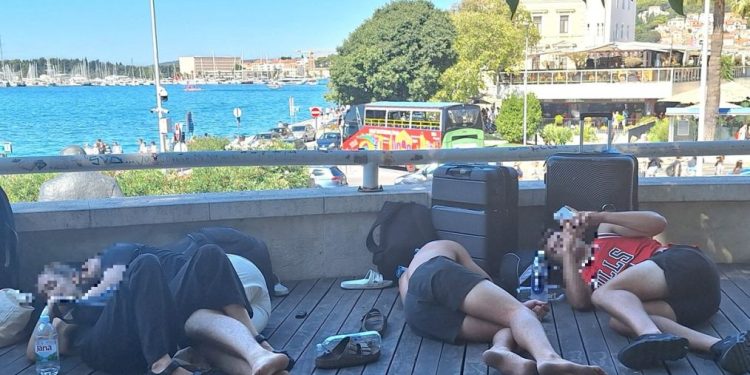 Što vam njihovi tabani govore? Još jedna burna noć je za mladim turistima u gradu Splitu, pogledajte koje su mjesto izabrali za spavanje