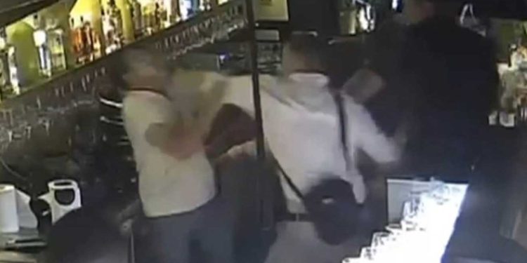 Stradali iz restorana na Hvaru tri puta padao u nesvijest: Procurila snimka jezivog napada