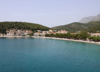 Stranac kod Drvenika ronio s podvodnom puškom među kupačima