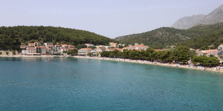 Stranac kod Drvenika ronio s podvodnom puškom među kupačima