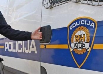 Stranac na Bačvicama pijan udarao po automobilima!