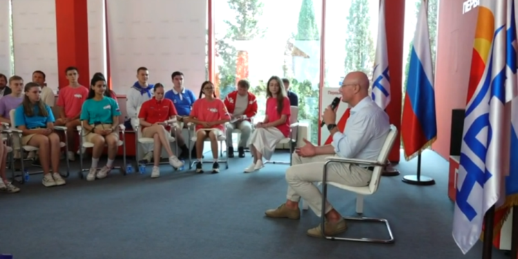 Studenti iz inozemstva počašćeni u poznatom ruskom ljetnom kampu na Krimu — RT Rusija i bivši Sovjetski Savez