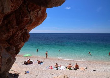 Sunčano i vruće, bura slabi