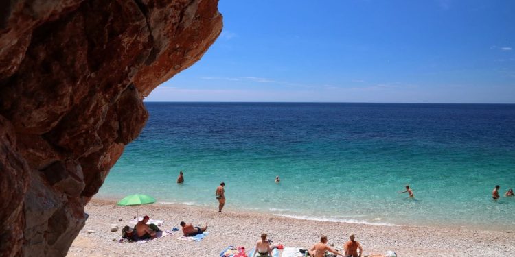 Sunčano i vruće, bura slabi