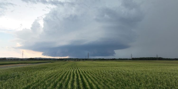 STIGLO IZ SLOVENIJE Međimurje zahvatila tuča, neka mjesta ostala bez struje. Istramet piše o ledenim gromadama od 10 cm! | NACIONAL.HR