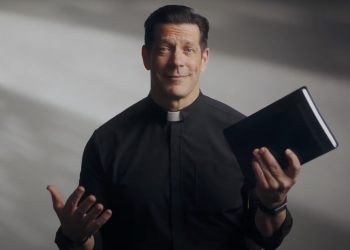 Svećenik oborio rekord: Ispričao Bibliju u 10 minuta